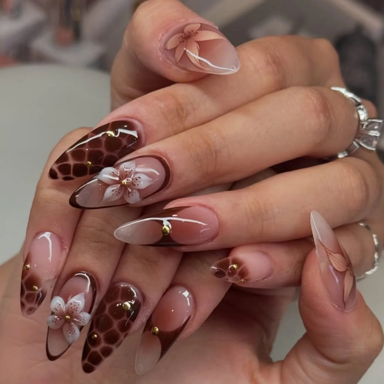 24Pcs Mid-length 3D Flowers Design Fingertips Sweet Butterfly Yellow Ripple Almond False Nails Detachable Full Cover Press Ons